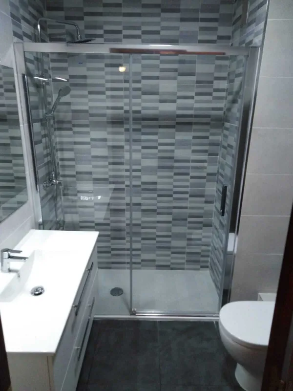 Cambio de banera por ducha en Sabadell — plato de ducha antideslizante con mampara