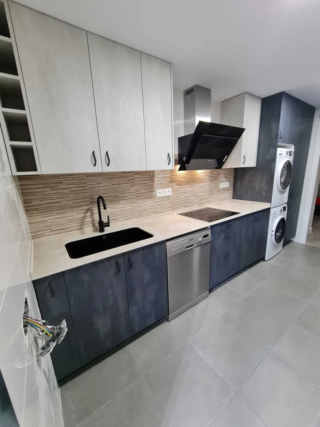 Cocina reformada en Sabadell — cocina moderna con isla y muebles a medida