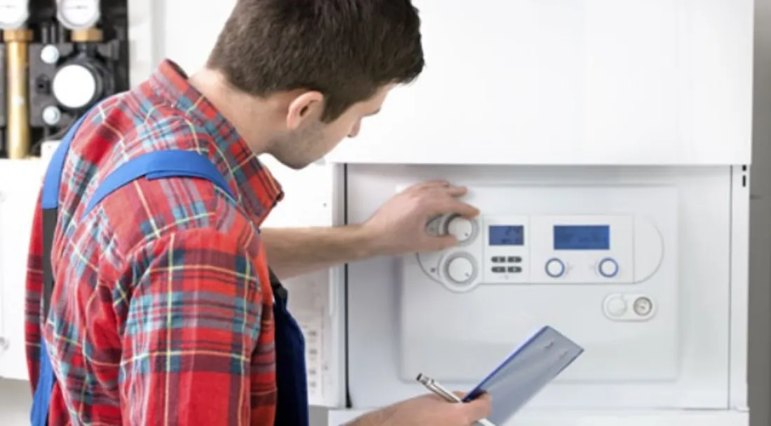 Reparacion de calderas en Sabadell — tecnico revisando caldera de condensacion